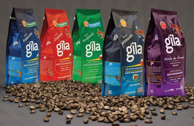 Línea de empaques de Café Gila sobre granos tostados