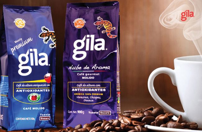 Empaques Gila junto a una taza de café