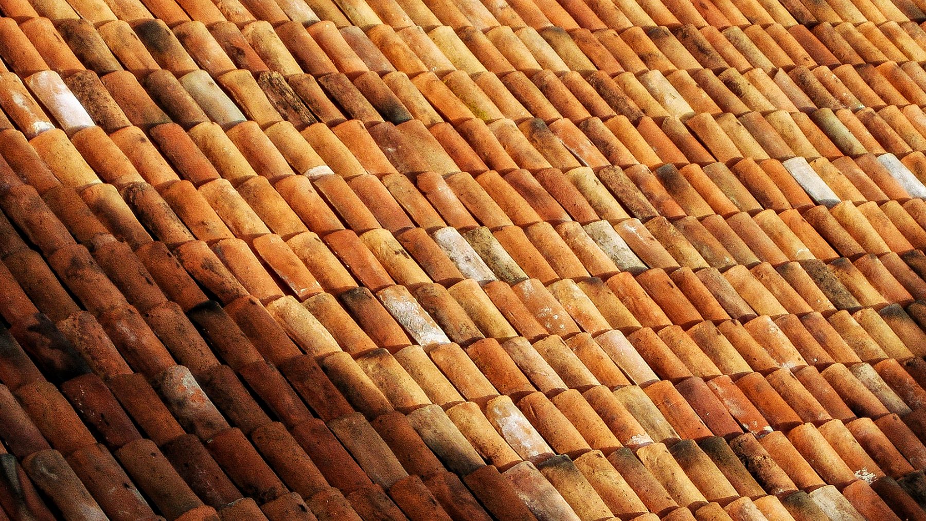 Detalle de teja de barro en cubierta restaurada