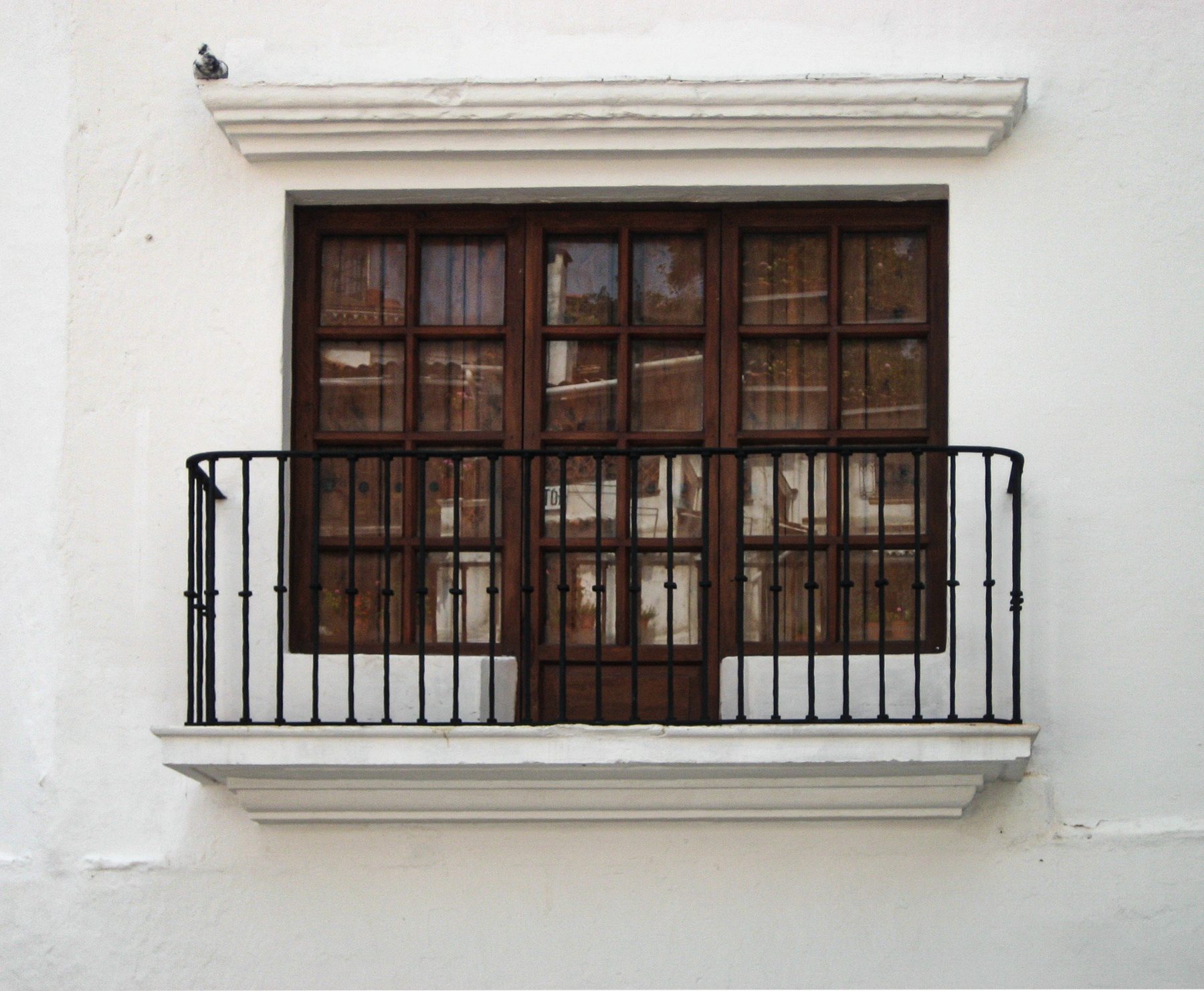 Ventana con balcón de herrería y carpintería restaurada